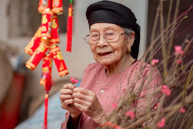 Ấm áp bộ ảnh Tết của cụ bà 100 tuổi ở Thái Nguyên - 11 Ấm áp bộ ảnh Tết của cụ bà 100 tuổi ở Thái Nguyên - 11
