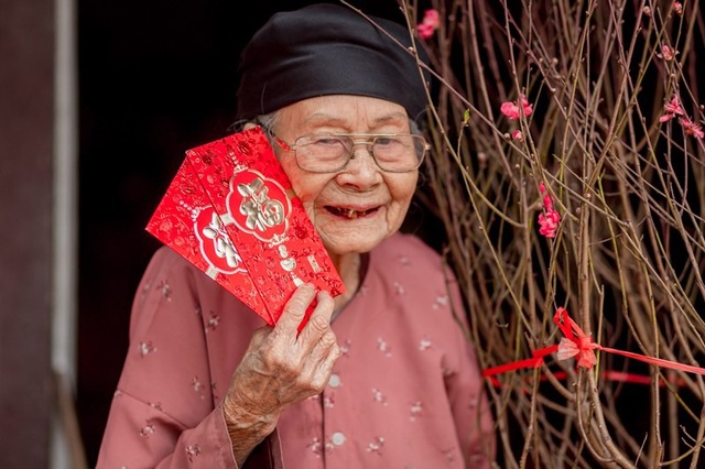 Ấm áp bộ ảnh Tết của cụ bà 100 tuổi ở Thái Nguyên - 1 Ấm áp bộ ảnh Tết của cụ bà 100 tuổi ở Thái Nguyên - 1