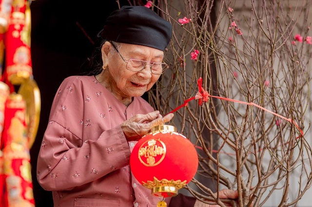Ấm áp bộ ảnh Tết của cụ bà 100 tuổi ở Thái Nguyên - 4 Ấm áp bộ ảnh Tết của cụ bà 100 tuổi ở Thái Nguyên - 4