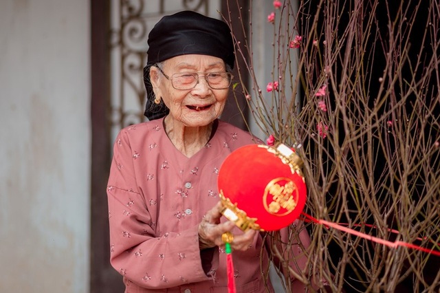 Ấm áp bộ ảnh Tết của cụ bà 100 tuổi ở Thái Nguyên - 6 Ấm áp bộ ảnh Tết của cụ bà 100 tuổi ở Thái Nguyên - 6