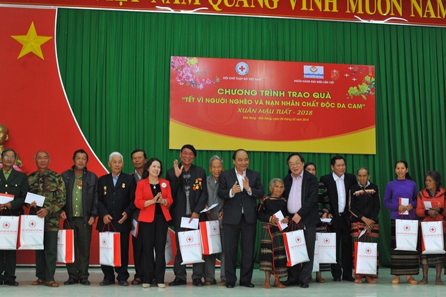 Thủ tướng chúc tết, tặng quà đồng bào tỉnh Đắk Nông - 2 Thủ tướng tặng quà Tết cho đồng bào dân tộc thiểu số Đắk Nông