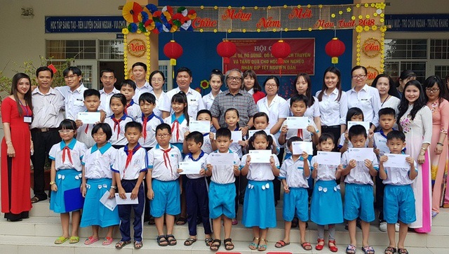 Báo Dân trí trao quà tết đến học sinh nghèo tại Cần Thơ - 2 Các em học sinh nghèo được nhận quà tết cùng chụp ảnh với thầy cô giáo và đại diện báo Dân trí, đại diện Kiểm toán Nhà nuoc71 khu vực 5