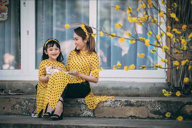 Ngọt ngào bộ ảnh du xuân của mẹ và con gái - 2
Được biết Hồng Phượng hiện đang kinh doanh của hàng thời trang nên thời gian khá bận rộn, cô muốn dành thời gian những ngày năm mới cho thiên thần nhỏ của mình.