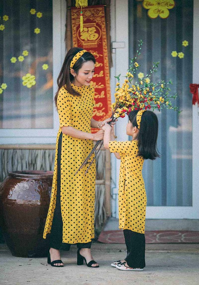 Ngọt ngào bộ ảnh du xuân của mẹ và con gái - 4
Bộ ảnh được chụp trong vòng một tiếng đồng hồ với những biểu cảm hết sức tự nhiên, nhẹ nhàng của mẹ và con gái.