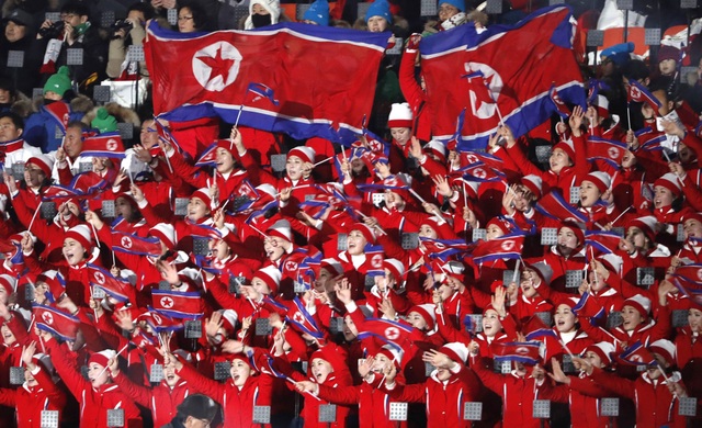
Đội cổ động Triều Tiên vẫy cờ tại lễ khai mạc Thế vận hội mùa Đông ngày 9/2 (Ảnh: Reuters)
