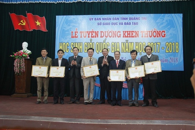 Quảng Trị tuyên dương các học sinh đạt giải Quốc gia 2018 - 1 Bí thư Tỉnh uỷ Quảng Trị - ông Nguyễn Văn Hùng và ông Mai Thức - Phó chủ tịch UBND tỉnh tặng bằng khen cho 7 tập thể...