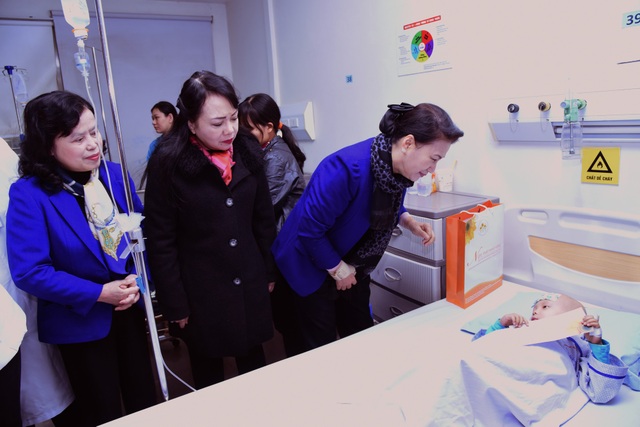 Bà Nguyễn Thị Kim Ngân, Chủ tịch Quốc hội thăm hỏi, tặng quà cho bệnh nhi tại Viện Huyết học và Truyền máu Trung ương.