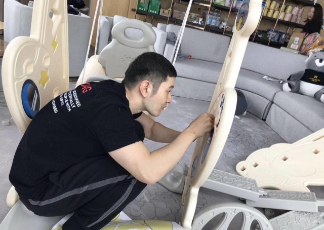 Angelababy hạnh phúc hơn nhờ cuộc hôn nhân với Huỳnh Hiểu Minh - 3 Huỳnh Hiểu Minh lắp đồ chơi cho con tại nhà riêng của cặp đôi.