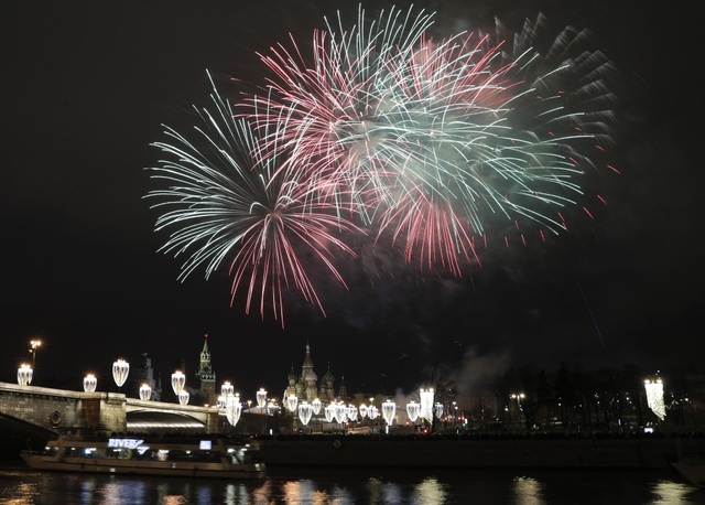 Pháo hoa rợp trời châu Âu chào đón năm mới 2018 - 20
Phao hoa rực rỡ tại thủ đô Moscow (Ảnh: Reuters)