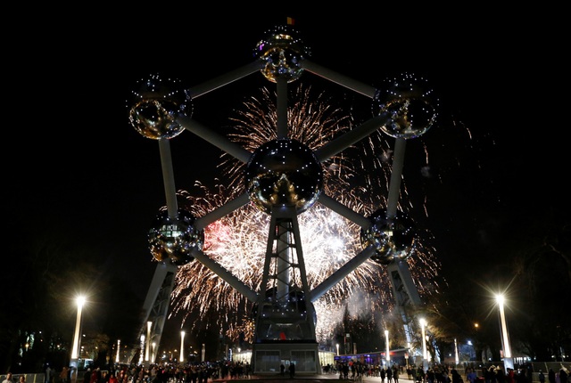 Pháo hoa rợp trời châu Âu chào đón năm mới 2018 - 26
Pháo hoa tại công trình Atomium nổi tiếng ở thủ đô Brussels, Bỉ (Ảnh: Reuters)