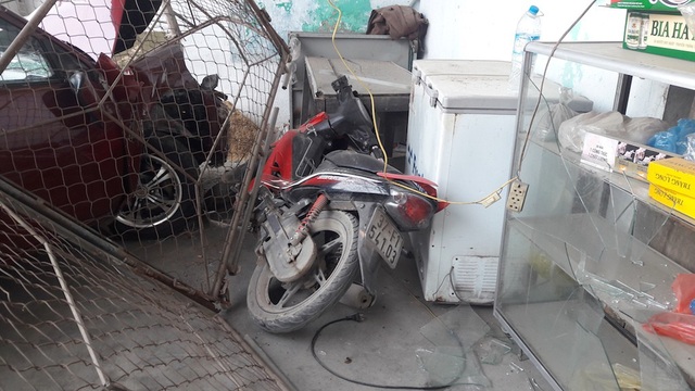 Xe 4 chỗ tông taxi, đâm sập cửa quán ăn - 3 ....một số vật dụng trong quán bị hư hỏng và chiếc xe máy của chủ quán cũng gãy phần đầu ....