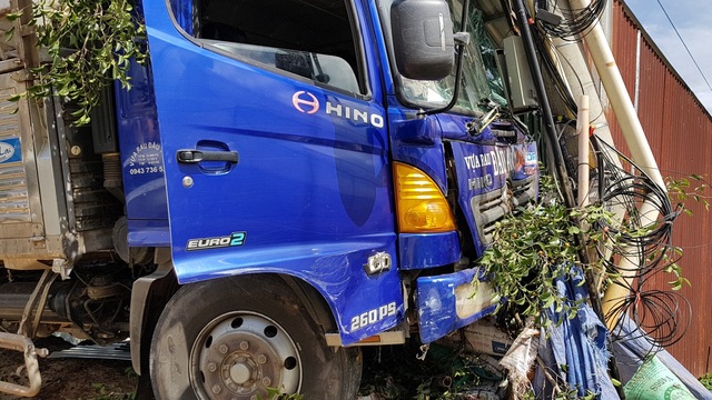 Xe tải mất lái gây tai nạn liên hoàn - 3 Chiếc xe tải lao vào nhà dân tông gãy hàng cây trước nhà và dừng lại khi tông vào cột điện