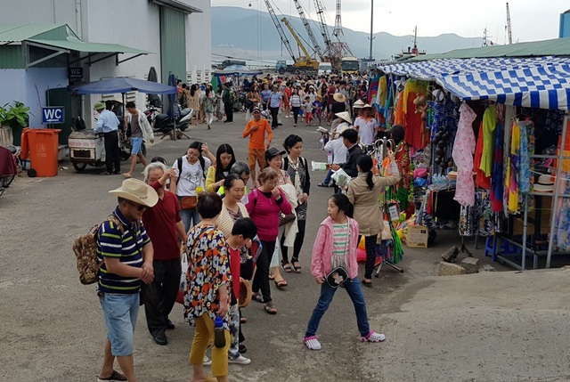 Nha Trang: Khách Trung Quốc nhộn nhịp ở bến tàu du lịch đầu năm 2018 - 1 Du khách Trung Quốc di chuyển đến bến tàu du lịch Cầu Đá, TP Nha Trang để đi canô tham quan Vịnh Nha Trang, sáng 19/1