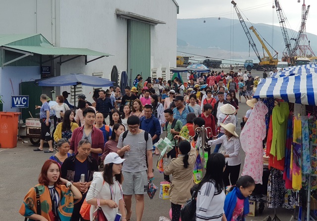 Nha Trang: Khách Trung Quốc nhộn nhịp ở bến tàu du lịch đầu năm 2018 - 2 Nha Trang: Khách Trung Quốc nhộn nhịp ở bến tàu du lịch đầu năm 2018 - 2