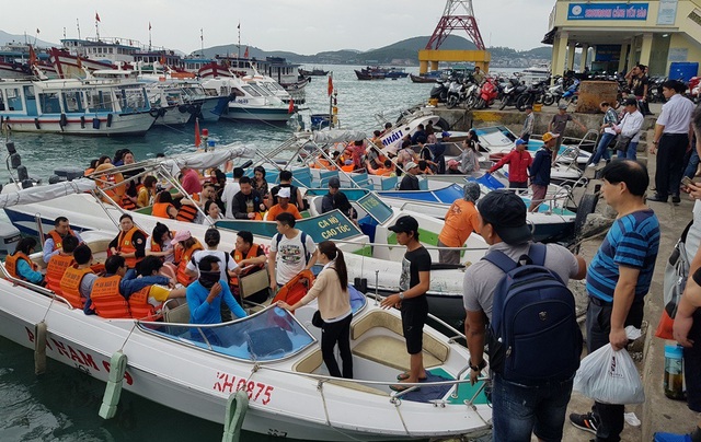 Nha Trang: Khách Trung Quốc nhộn nhịp ở bến tàu du lịch đầu năm 2018 - 7 Nha Trang: Khách Trung Quốc nhộn nhịp ở bến tàu du lịch đầu năm 2018 - 7