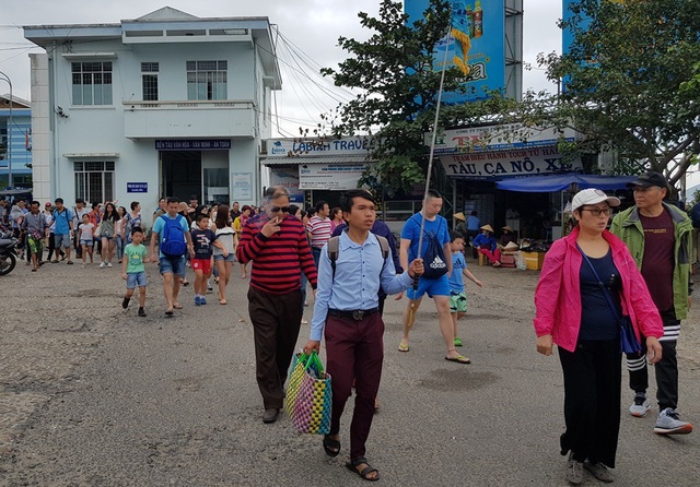 Nha Trang: Khách Trung Quốc nhộn nhịp ở bến tàu du lịch đầu năm 2018 - 10 Lượng khách đến bến tàu du lịch Cầu Đá (TP Nha Trang) đông nhất rơi vào 8h đến 10h hàng ngày