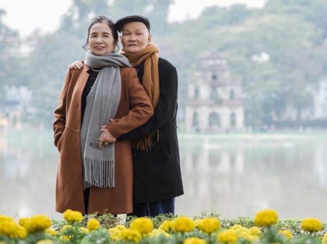 Ngắm bộ ảnh kỷ niệm 50 năm ngày cưới của “đôi uyên ương” U80 ở Thanh Hóa - 10 Những bức ảnh được chụp tại phố đi bộ Hồ Gươm và con đường Phan Đình Phùng (Hà Nội) đầy lãng mạn
