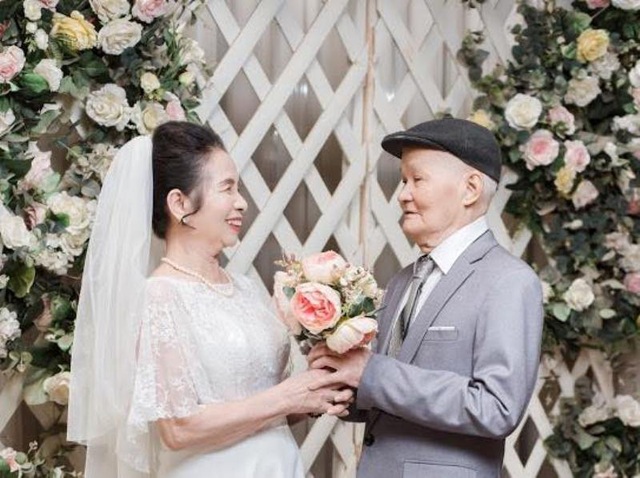 Ngắm bộ ảnh kỷ niệm 50 năm ngày cưới của “đôi uyên ương” U80 ở Thanh Hóa - 2 Bộ ảnh sau khi được chia sẻ khiến dư luận xuýt xoa, bày tỏ sự ngưỡng mộ trước tình cảm của 2 cụ