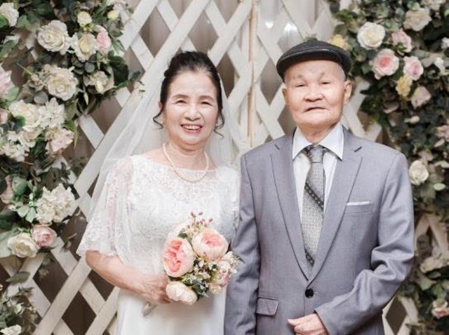 Ngắm bộ ảnh kỷ niệm 50 năm ngày cưới của “đôi uyên ương” U80 ở Thanh Hóa - 1 Ảnh kỷ niệm 50 năm ngày cưới của 2 ông bà U80 ở Sầm Sơn, Thanh Hóa