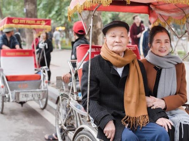 Ngắm bộ ảnh kỷ niệm 50 năm ngày cưới của “đôi uyên ương” U80 ở Thanh Hóa - 8 Dù đã ở tuổi xưa nay hiếm, nhưng tình cảm yêu thương trong ông bà vẫn luôn được nuôi dưỡng, chăm sóc