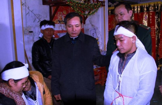 Vụ 15 thuyền viên mất tích: tìm thấy 1 thi thể - 2 Ông Nguyễn Đức Quyền - Phó chủ tịch Thường trực UBND tỉnh Thanh Hóa thăm hỏi, động viên các gia đình thuyền viên bị gặp nạn trên địa bàn huyện Tĩnh Gia.