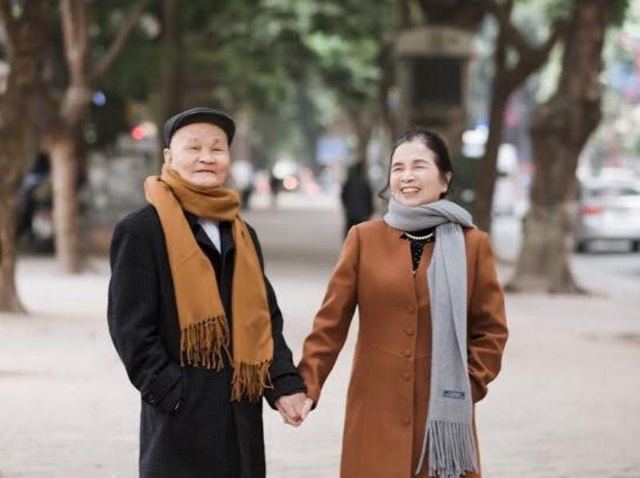 Ngắm bộ ảnh kỷ niệm 50 năm ngày cưới của “đôi uyên ương” U80 ở Thanh Hóa - 6 Tình cảm của 2 cụ khiến cư dân mạng phải xuýt xoa
