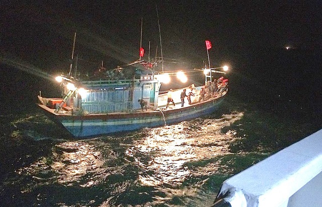 Cứu thành công 10 thuyền viên đang hoảng loạn trên biển - 2 Chiếc tàu cá gặp nạn được Trung tâm đã điều động tàu cứu nạn chuyên dụng SAR 411 nhanh chóng hành trình đến cứu nạn 10 thuyền viên tàu cá NA 90123 TS vào bờ an toàn.