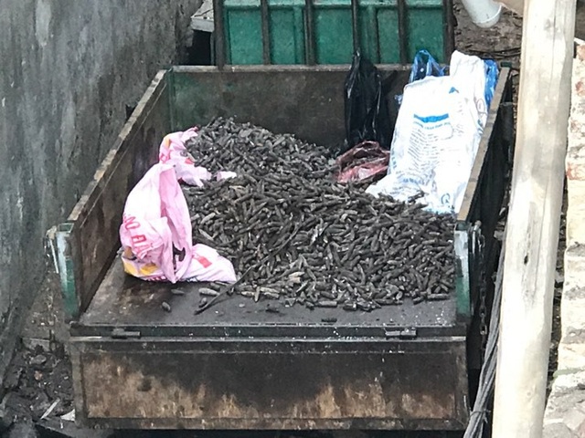 Hiện trường đổ nát của vụ nổ kinh hoàng ở Bắc Ninh - 11
Cả một xe đầu đạn nhặt được tại hiện trường.