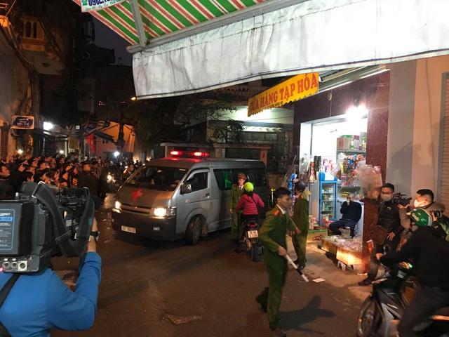Tìm thấy thi thể Chủ tịch huyện Quốc Oai - 1
17h50, xe cứu thương rời khỏi hiện trường.