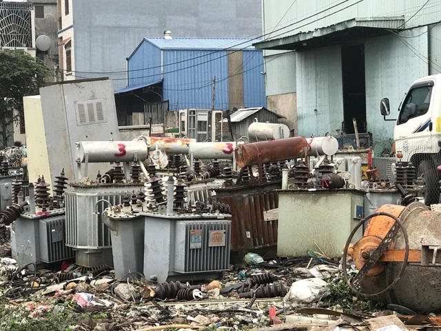 Nơi xảy ra vụ nổ kinh hoàng: Làm giàu nhờ tên lửa, đầu đạn, xe tăng cũ - 2 Nơi xảy ra vụ nổ kinh hoàng: Làm giàu nhờ tên lửa, đầu đạn, xe tăng cũ - 2