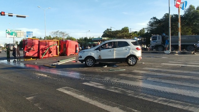 Trên đường đi khống chế "Bà hoả", xe cứu hỏa tông liên tiếp 3 ô tô - 2 Hiện trường tai nạn