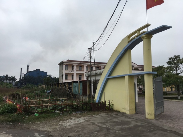Hít phải khói độc, hàng chục học sinh nhập viện cấp cứu - 2 Trường học nằm ngay gần nhà máy thép Việt Nhật