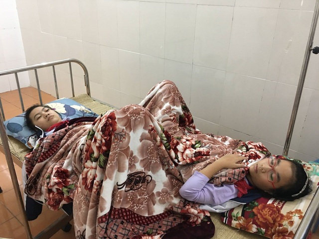 Hít phải khói độc, hàng chục học sinh nhập viện cấp cứu - 1
Hàng chục học sinh lớp 6 trường THCS Quán Toan (quận Hồng Bàng, TP.Hải Phòng) đã phải nhập viện cấp cứu sau khi hít phải khí thải độc từ phía nhà máy sản xuất thép bay sang.
