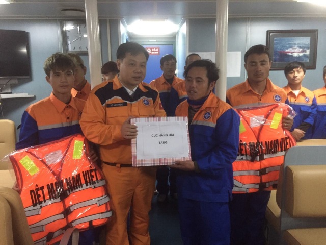 Cứu thành công 10 thuyền viên đang hoảng loạn trên biển - 4
Cục Hàng hải tặng quà cho các ngư dân.