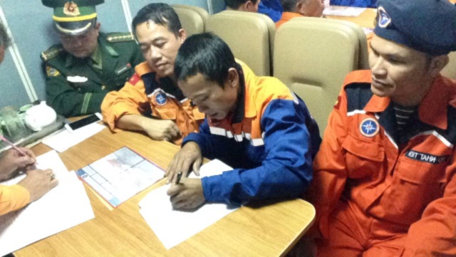 Xuyên đêm cứu 10 ngư dân gặp nạn trên biển - 4 Lực lượng chức năng bàn giao các ngư dân trên tàu gặp nạn cho chính quyền địa phương.