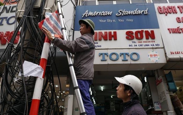 Vì sao hàng loạt biển báo trên phố Hà Nội bất ngờ được... bịt kín? - 10
Ngày 17/1, việc dán các biển báo vẫn được thực hiện (Ảnh: Di Linh)