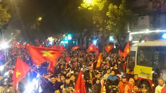 Khu vực Hồ Gươm "nghẹt thở" sau kỳ tích của U23 Việt Nam - 24 Khu vực Hồ Gươm "nghẹt thở" sau kỳ tích của U23 Việt Nam - 24