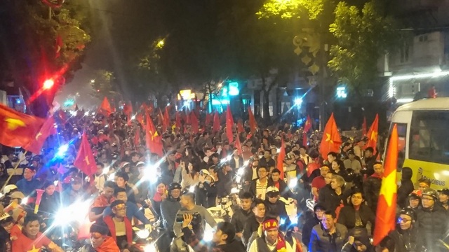 Khu vực Hồ Gươm "nghẹt thở" sau kỳ tích của U23 Việt Nam - 25 Khu vực Hồ Gươm "nghẹt thở" sau kỳ tích của U23 Việt Nam - 25