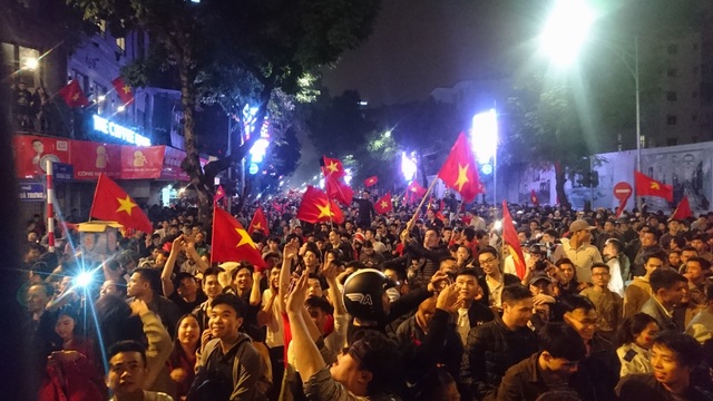 Khu vực Hồ Gươm "nghẹt thở" sau kỳ tích của U23 Việt Nam - 18 Khu vực Hồ Gươm "nghẹt thở" sau kỳ tích của U23 Việt Nam - 18