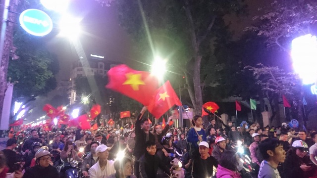 Khu vực Hồ Gươm "nghẹt thở" sau kỳ tích của U23 Việt Nam - 31 Khu vực Hồ Gươm "nghẹt thở" sau kỳ tích của U23 Việt Nam - 31