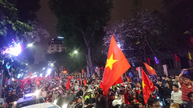 Khu vực Hồ Gươm "nghẹt thở" sau kỳ tích của U23 Việt Nam - 32 Khu vực Hồ Gươm "nghẹt thở" sau kỳ tích của U23 Việt Nam - 32