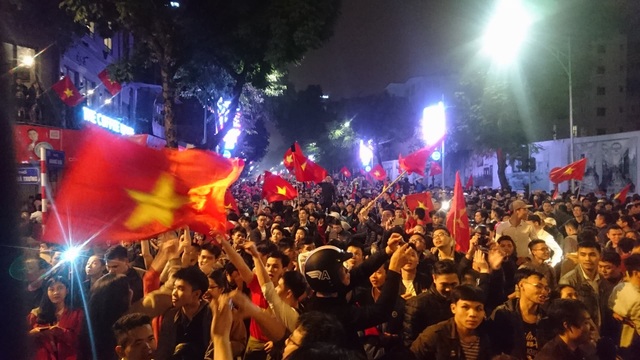 Khu vực Hồ Gươm "nghẹt thở" sau kỳ tích của U23 Việt Nam - 33 Khu vực Hồ Gươm "nghẹt thở" sau kỳ tích của U23 Việt Nam - 33