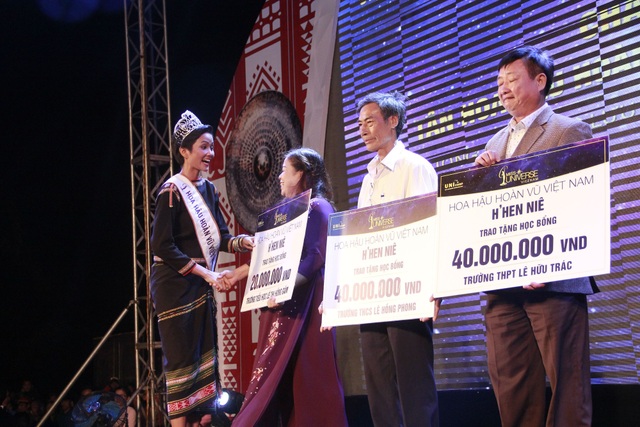 Hoa hậu H’Hen Niê trích 70% tiền thưởng trao học bổng cho HS nghèo hiếu học - 1 Tân Hoa hậu Hoàn vũ HHen Niê trao học bổng cho học sinh nghèo tại các trường cô từng theo học