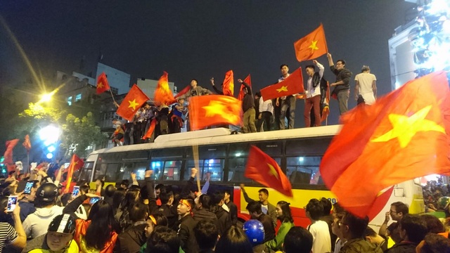Khu vực Hồ Gươm "nghẹt thở" sau kỳ tích của U23 Việt Nam - 14 Khu vực Hồ Gươm "nghẹt thở" sau kỳ tích của U23 Việt Nam - 14