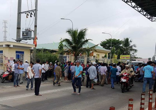 Chủ tịch Cần Thơ: Sẽ cưỡng chế nếu BOT Phụng Hiệp - Cần Thơ không xả trạm - 3
BOT Cần Thơ - Phụng Hiệp đang có rất đông người tập trung