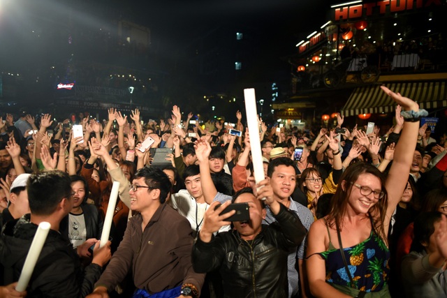 Sự kiện giải trí âm thanh ánh sáng lớn nhất chào 2018 của Vạn Phúc Media & Events và 360Live - 4 Hàng ngàn khán giả hòa mình vào không gian âm nhạc
