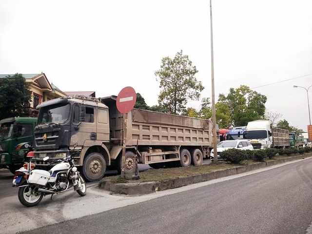 Hàng trăm người dân chặn xe phản đối chính quyền “bán” đường dân sinh - 6 Giao thông trên tuyến quốc lộ 35 bị ách tắc trong nhiều giờ.