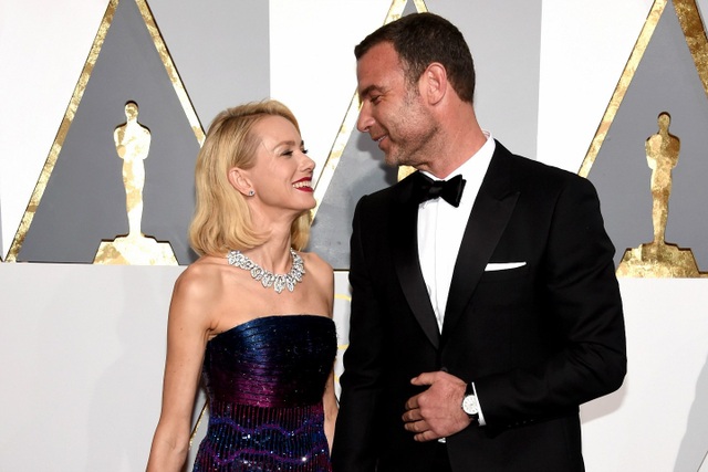 Naomi Watts tái ngộ "người cũ" - 4
Naomi Watts từng úp mở rằng cô chia tay bạn trai vì muốn sống thoải mái, tự do hơn, đi du lịch nhiều hơn và thường xuyên tham dự các sự kiện