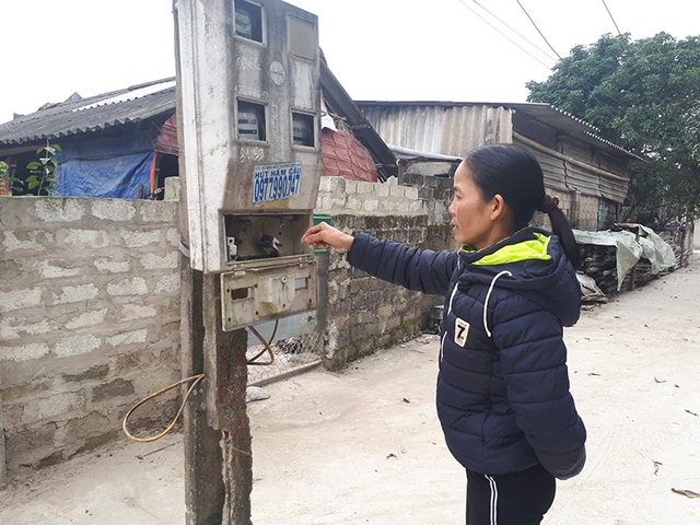 “Quái lạ” những cột điện mọc chình ình giữa đường - 5 Chị Hoa cho biết, những hộp điện thấp thế này trẻ con rất dễ dàng với tay vào.