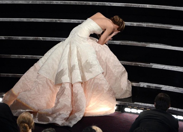 Những khoảnh khắc “ái ngại” nhất từng thấy tại lễ trao giải Oscar - 1 Cú ngã của Jennifer Lawrence